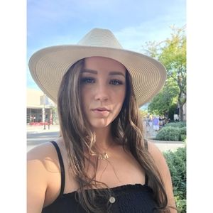 Meet your Posher, Aja